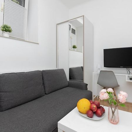 Micro Apartment Near Fort Mokotow By Noclegi Renters Varsó Kültér fotó